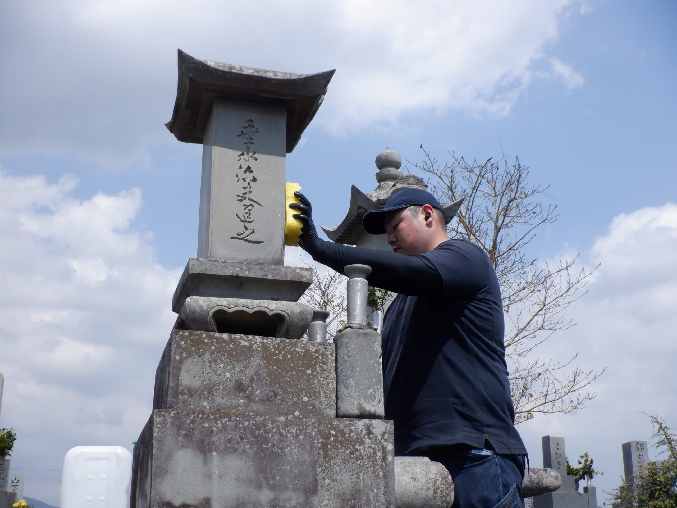 お墓掃除代行について
